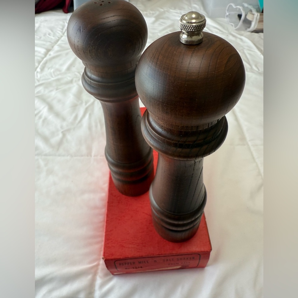 Elegant Brown Pepper Mill and Salt Shaker Set. Wood